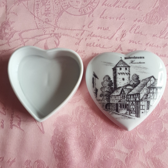 Heart shaped porcelain box - Picture 2 of 4